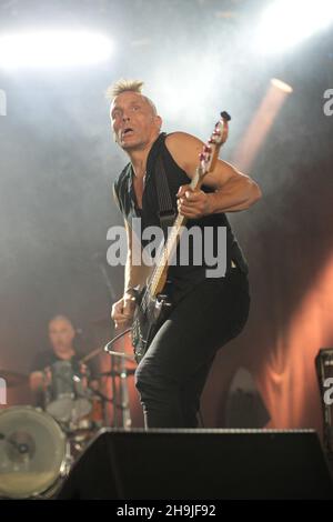 John Robb des membranes se présentant sur la scène lointaine du festival Green Man 2016 dans les Brecon Beacons au sud du pays de Galles Banque D'Images