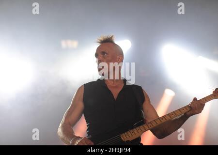 John Robb des membranes se présentant sur la scène lointaine du festival Green Man 2016 dans les Brecon Beacons au sud du pays de Galles Banque D'Images