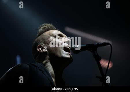 John Robb des membranes se présentant sur la scène lointaine du festival Green Man 2016 dans les Brecon Beacons au sud du pays de Galles Banque D'Images