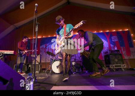 Ezra Furman et les boyamis qui font un concert secret sur la tente Tipi le 1er jour (jeudi) de la fin 2016 du festival de la route dans les jardins de l'arbre de Larmer à Dorset.Date de la photo : jeudi 1er septembre 2016.Le crédit photo devrait se lire: Richard Gray/ EMPICS Entertainment. Banque D'Images