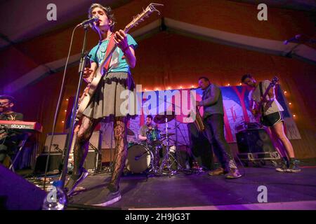 Ezra Furman et les boyamis qui font un concert secret sur la tente Tipi le 1er jour (jeudi) de la fin 2016 du festival de la route dans les jardins de l'arbre de Larmer à Dorset.Date de la photo : jeudi 1er septembre 2016.Le crédit photo devrait se lire: Richard Gray/ EMPICS Entertainment. Banque D'Images