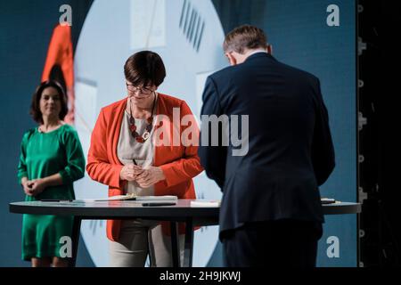 Berlin, Allemagne.7 décembre 2021.Le gouvernement allemand signe un accord de coalition à Berlin.Les trois partenaires avaient choisi un lieu symbolique pour la signature de leur accord de coalition, le Futurium de Berlin, un centre d'expositions sur la formation de l'avenir.(Credit image: © Ralph Pache/PRESSCOV via ZUMA Press Wire) Banque D'Images