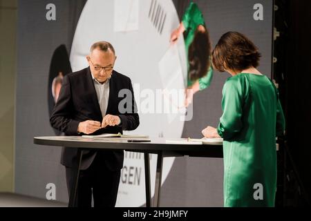 Berlin, Allemagne.7 décembre 2021.Le gouvernement allemand signe un accord de coalition à Berlin.Les trois partenaires avaient choisi un lieu symbolique pour la signature de leur accord de coalition, le Futurium de Berlin, un centre d'expositions sur la formation de l'avenir.(Credit image: © Ralph Pache/PRESSCOV via ZUMA Press Wire) Banque D'Images