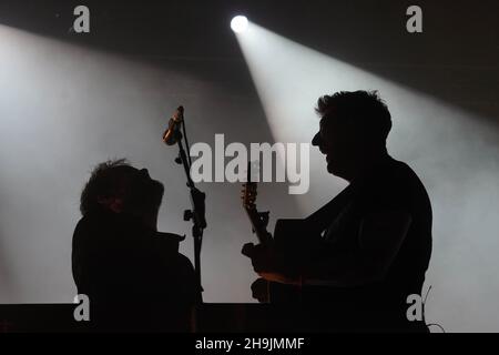 Mumford et les fils qui se sont inscrits dans les titres lot sur la scène Obélisque au festival Latitude 2017 à Henham Park, Southwold dans le Suffolk.Date de la photo : samedi 15 juillet 2017.Le crédit photo devrait se lire: Richard Gray/EMPICS Entertainment. Banque D'Images