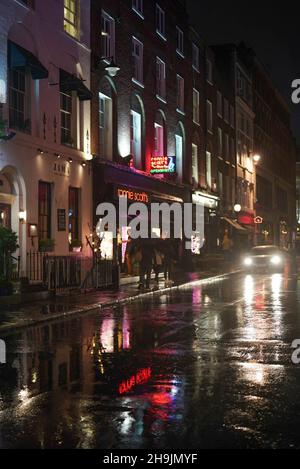 Vue sur le Ronnie Scott Jazz Club sur Frith Street lors d'une nuit de pluie à Soho.D'une série de photos prises lors d'une nuit de pluie à Soho, Londres.Date de la photo : jeudi 27 juillet 2017.Le crédit photo devrait se lire: Richard Gray/EMPICS Entertainment Banque D'Images