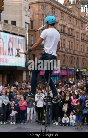 Un monocyciste jonglant qui se présente pour les foules à Leicester Square à Londres.D'une série de photos d'artistes de rue à Londres, Royaume-Uni.Date de la photo : jeudi 3 août 2017.Le crédit photo devrait se lire: Richard Gray/EMPICS Entertainment Banque D'Images