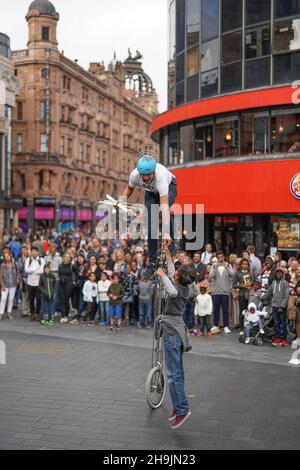 Un monocyciste jonglant qui se présente pour les foules à Leicester Square à Londres.D'une série de photos d'artistes de rue à Londres, Royaume-Uni.Date de la photo : jeudi 3 août 2017.Le crédit photo devrait se lire: Richard Gray/EMPICS Entertainment Banque D'Images