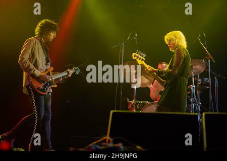 Sunflower Bean se produit en direct sur la scène de Far Out au Festival Green Man 2017 à Glanusk Park, Brecon Beacons, au pays de Galles.Date de la photo : dimanche 20 août 2017.Le crédit photo devrait se lire: Richard Gray/EMPICS Entertainment Banque D'Images