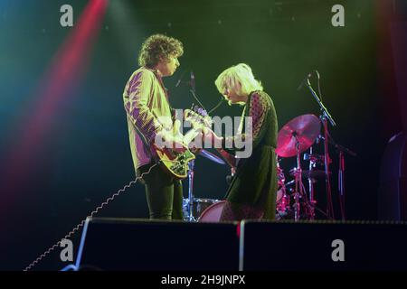 Sunflower Bean se produit en direct sur la scène de Far Out au Festival Green Man 2017 à Glanusk Park, Brecon Beacons, au pays de Galles.Date de la photo : dimanche 20 août 2017.Le crédit photo devrait se lire: Richard Gray/EMPICS Entertainment Banque D'Images