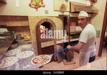 Un chef de pizza dans un restaurant de la Piazza Armerina.D'une série de photos de voyage en Sicile, Italie.Date de la photo : jeudi 5 octobre 2017.Le crédit photo devrait se lire: Richard Gray/EMPICS Entertainment Banque D'Images