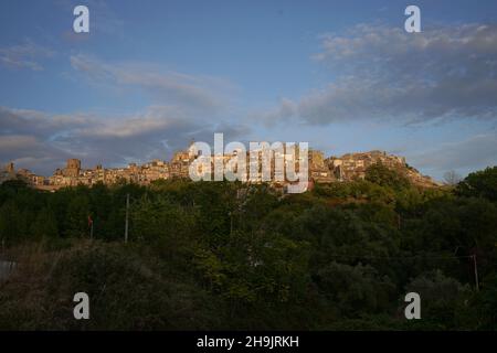 La ville au sommet d'une colline de Piazza Armerina au coucher du soleil.D'une série de photos de voyage en Sicile, Italie.Date de la photo : jeudi 5 octobre 2017.Le crédit photo devrait se lire: Richard Gray/EMPICS Entertainment Banque D'Images