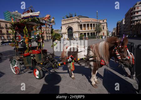 Un cheval touristique et un chariot à l'extérieur du Teatro Politeama à Palerme à partir d'une série de photos de voyage en Sicile, Italie.Date de la photo : dimanche 8 octobre 2017.Le crédit photo devrait se lire: Richard Gray/EMPICS Entertainment Banque D'Images