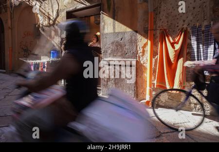 Un homme en mobylette passe devant trois habitants de la région pour discuter dans les rues arrière de Palerme.D'une série de photos de voyage en Sicile, Italie.Date de la photo : lundi 9 octobre 2017.Le crédit photo devrait se lire: Richard Gray/EMPICS Entertainment Banque D'Images