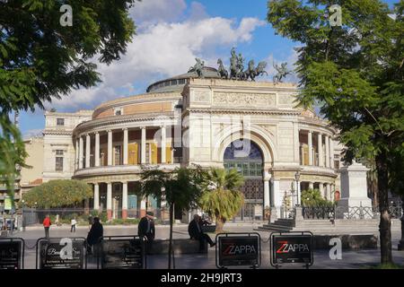 Le Teatro Politeama de Palerme.D'une série de photos de voyage en Sicile, Italie.Date de la photo : dimanche 8 octobre 2017.Le crédit photo devrait se lire: Richard Gray/EMPICS Entertainment Banque D'Images