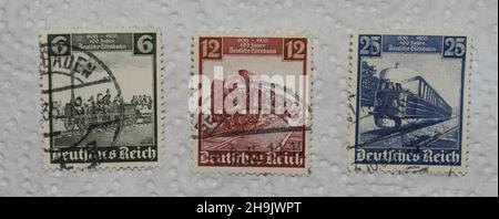 Timbres d'époque Allemagne (Deutsches Reich) 1935.100 ans des chemins de fer allemands 1835-1935.100 Jahre Deutsche Eisenbahn.Lot de 3.Frénété. Banque D'Images