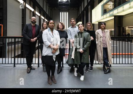 Artistes (de gauche à droite), Ari Benjamin Meyers, Holly Hendry, Mae-ling Lokko, Sally Tallant (directrice,Liverpool Biennale), Paul Ellman, Janice Curbal, Kitty Scott (co-conservateur, Liverpool Biennale et Rehang Zaman posant pour des photos dans le turbine Hall de la Tate Modern à Londres pour le lancement du programme de la 10e Biennale de Liverpool, ouverture le 14 juillet 2018 dans les salles à travers Liverpool,marquant son 20e anniversaire.Date de la photo : jeudi 15 mars 2018.Le crédit photo devrait se lire: Richard Gray/EMPICS Entertainment Banque D'Images