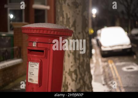 Vue sur une boîte aux lettres dans une rue de banlieue.D'une série de photos des rues d'Ealing lors d'une prise de froid à Londres.Date de la photo : lundi 19 mars 2018.Le crédit photo devrait se lire: Richard Gray/EMPICS Entertainment Banque D'Images