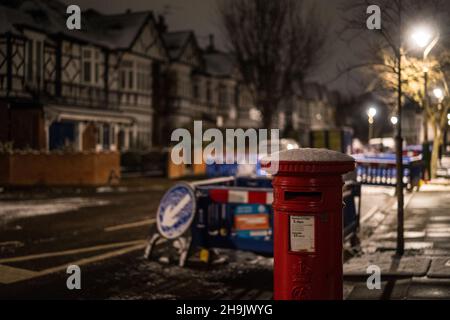 Vue sur une boîte aux lettres dans une rue de banlieue.D'une série de photos des rues d'Ealing lors d'une prise de froid à Londres.Date de la photo : lundi 19 mars 2018.Le crédit photo devrait se lire: Richard Gray/EMPICS Entertainment Banque D'Images