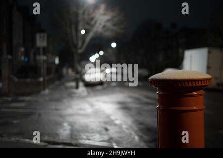 Vue sur une boîte aux lettres dans une rue de banlieue.D'une série de photos des rues d'Ealing lors d'une prise de froid à Londres.Date de la photo : lundi 19 mars 2018.Le crédit photo devrait se lire: Richard Gray/EMPICS Entertainment Banque D'Images