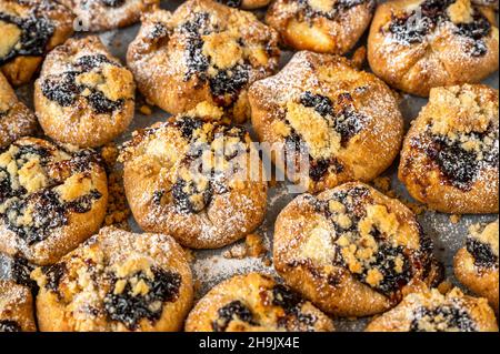 Beaucoup de petite pâtisserie sucrée.République tchèque traditionnelle festive (souvent mariage) petit gâteau au lait caillé, confiture de prune, noix ou graines de pavot, appelé « kolache » Banque D'Images