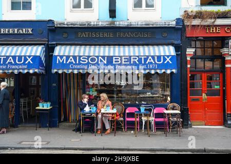 Un couple apprécie le doux temps de printemps dans un café en plein air de Soho, Londres.Date de la photo: Mardi 17 avril 2018.Le crédit photo devrait se lire: Richard Gray/EMPICS Banque D'Images