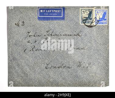 Lettre envoyée de Vienne (Autriche) à Londres pendant la guerre, avec des timbres Luftpost comportant une croix gammée Banque D'Images