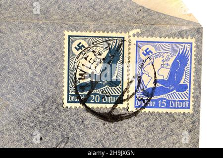 Lettre envoyée de Vienne (Autriche) à Londres pendant la guerre, avec des timbres Luftpost comportant une croix gammée Banque D'Images