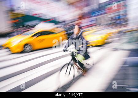 Image d'un cycliste de New York. D'une série d'images expérimentales utilisant un obturateur lent et la technique panoramique de transport à New York City aux États-Unis. À partir d'une série de photos de voyage aux États-Unis. Date de la photo : vendredi 6 avril 2018. Le crédit photo devrait se lire: Richard Gray/EMPICS Banque D'Images