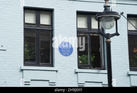 Vue sur la plaque bleue où Karl Marx vivait entre 1851 et 1856 au 28 Dean Street, Londres.C'est le 200e anniversaire de la naissance de Marx le 6 mai 2018.Date de la photo : mercredi 2 mai 2018.Le crédit photo devrait se lire: Richard Gray/EMPICS Banque D'Images