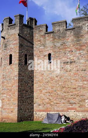 Un homme émerge d'une tente située à côté du château de Cardiff, dans le sud du pays de Galles.Date de la photo : vendredi 7 septembre 2018.Le crédit photo devrait se lire: Richard Gray/EMPICS Banque D'Images