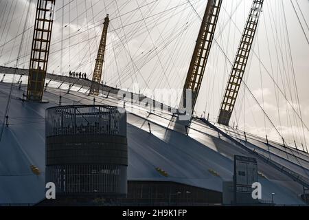 Les gens qui prennent la promenade au-dessus de l'O2 Arena à Greenwich.Depuis l'Open City Thames Architecture Tour est.Date de la photo: Samedi 10 novembre 2018.Le crédit photo devrait se lire: Richard Gray/EMPICS Banque D'Images