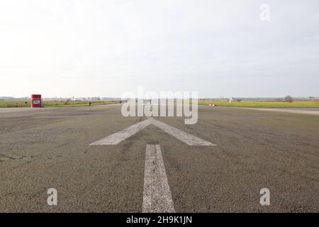 Vue le long de la piste de l'ancien aéroport de Tempelhof tourné Leisure Park à Schoneberg Centre Sud Berlin, Allemagne, Europe. Banque D'Images