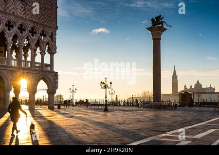 Vue générale sur la place Saint-Marc au lever du soleil à Venise.D'une série de photos de voyage en Italie.Date de la photo : mardi 12 février 2019.Le crédit photo devrait se lire: Richard Gray/EMPICS Entertainment Banque D'Images