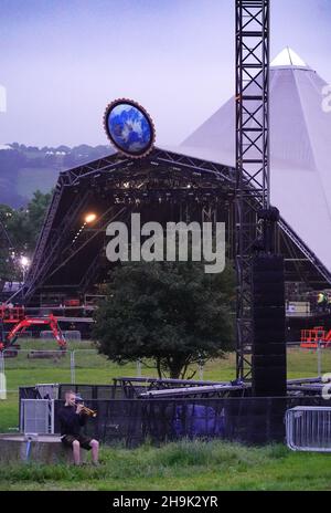 Un homme joue une trompette devant la scène Pyramide avant l'ouverture du Festival Glastonbury 2019.Date de la photo : mardi 25 juin 2019.Le crédit photo devrait se lire: Richard Gray/EMPICS Banque D'Images