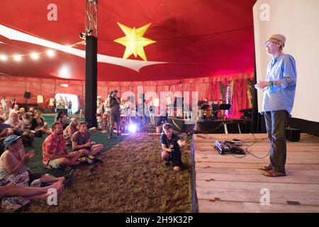 Tilda Swinton présente une première projection du film Jim Jarmusch The Dead Don't Die au cinéma Pilton Palais le 2e jour (jeudi) du festival Glastonbury 2019 à la ferme de la vallée du Somerset.Date de la photo : jeudi 27 juin 2019.Le crédit photo devrait se lire: Richard Gray/EMPICS Entertainment Banque D'Images