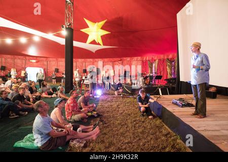 Tilda Swinton présente une première projection du film Jim Jarmusch The Dead Don't Die au cinéma Pilton Palais le 2e jour (jeudi) du festival Glastonbury 2019 à la ferme de la vallée du Somerset.Date de la photo : jeudi 27 juin 2019.Le crédit photo devrait se lire: Richard Gray/EMPICS Entertainment Banque D'Images