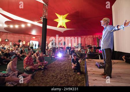 Tilda Swinton présente une première projection du film Jim Jarmusch The Dead Don't Die au cinéma Pilton Palais le 2e jour (jeudi) du festival Glastonbury 2019 à la ferme de la vallée du Somerset.Date de la photo : jeudi 27 juin 2019.Le crédit photo devrait se lire: Richard Gray/EMPICS Entertainment Banque D'Images