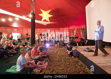 Tilda Swinton présente une première projection du film Jim Jarmusch The Dead Don't Die au cinéma Pilton Palais le 2e jour (jeudi) du festival Glastonbury 2019 à la ferme de la vallée du Somerset.Date de la photo : jeudi 27 juin 2019.Le crédit photo devrait se lire: Richard Gray/EMPICS Entertainment Banque D'Images