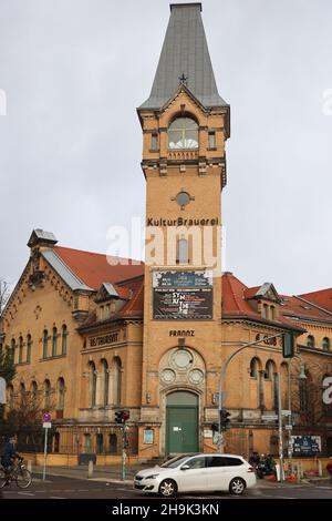 Le Kulturbrauerei (brasserie culturelle) un complexe de construction construit et exploité à l'origine comme brasserie dans le centre de Berlin, en Allemagne, en Europe. Banque D'Images