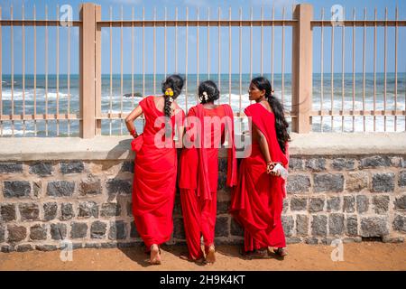 Trois pèlerins hindous en rouge visitant Mahabalipuram près de Chenai.À partir d'une série de photos de voyage en Inde du Sud.Date de la photo : mardi 7 janvier 2020.Le crédit photo devrait se lire: Richard Gray/EMPICS Banque D'Images