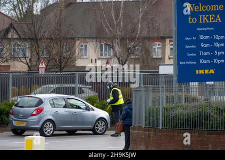 ***SOUMIS À NOUVEAU POUR MASQUER LES PLAQUES D'IMMATRICULATION.VEUILLEZ NE PAS TENIR COMPTE DE LA VERSION PRÉCÉDENTE*** Un agent de sécurité vérifie les papiers d'un centre de test récemment ouvert pour le virus Covid-19 pour le personnel du NHS installé dans le parking d'un magasin IKEA à Wembley, Londres.Date de la photo : mardi 31 mars 2020.Le crédit photo devrait se lire: Richard Gray/EMPICS Banque D'Images