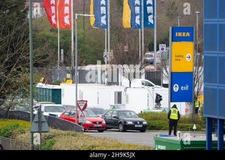 ***SOUMIS À NOUVEAU POUR MASQUER LES PLAQUES D'IMMATRICULATION.VEUILLEZ NE PAS TENIR COMPTE DE LA VERSION PRÉCÉDENTE*** le personnel du NHS est testé pour le virus Covid-19 dans un centre de test au volant installé dans le parking d'un magasin IKEA à Wembley, Londres.Date de la photo : mardi 31 mars 2020.Le crédit photo devrait se lire: Richard Gray/EMPICS Banque D'Images