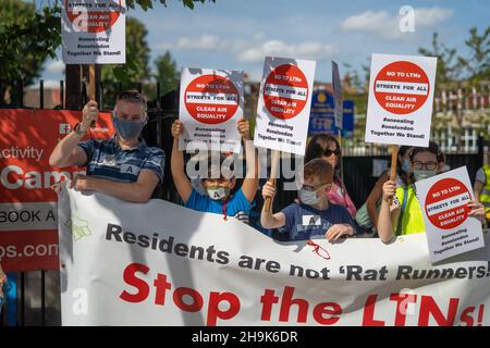 Les résidents protestant contre l'introduction du programme de voisinage à faible trafic (LTN) à Ealing, Londres.Le programme place des bornes dans les zones résidentielles pour éviter les coupures brèves et réduire la circulation et la pollution.Date de la photo: Samedi 12 septembre 2020.Le crédit photo devrait se lire: Richard Gray/EMPICS Banque D'Images