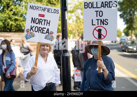 Les résidents protestant contre l'introduction du programme de voisinage à faible trafic (LTN) à Ealing, Londres.Le programme place des bornes dans les zones résidentielles pour éviter les coupures brèves et réduire la circulation et la pollution.Date de la photo: Samedi 12 septembre 2020.Le crédit photo devrait se lire: Richard Gray/EMPICS Banque D'Images