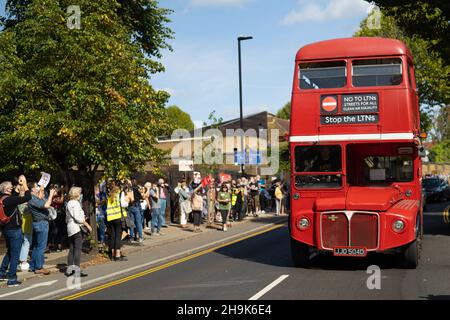 Les résidents protestant contre l'introduction du programme de voisinage à faible trafic (LTN) à Ealing, Londres.Le programme place des bornes dans les zones résidentielles pour éviter les coupures brèves et réduire la circulation et la pollution.Date de la photo: Samedi 12 septembre 2020.Le crédit photo devrait se lire: Richard Gray/EMPICS Banque D'Images