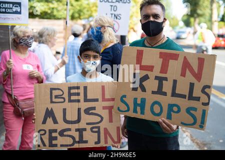 Les résidents protestant contre l'introduction du programme de voisinage à faible trafic (LTN) à Ealing, Londres.Le programme place des bornes dans les zones résidentielles pour éviter les coupures brèves et réduire la circulation et la pollution.Date de la photo: Samedi 12 septembre 2020.Le crédit photo devrait se lire: Richard Gray/EMPICS Banque D'Images