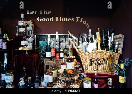 Un panier de Noël exposé dans la fenêtre du grand magasin, Fortnum et Mason, à Londres.Date de la photo : mardi 1er décembre 2020.Le crédit photo devrait se lire: Richard Gray/EMPICS Banque D'Images
