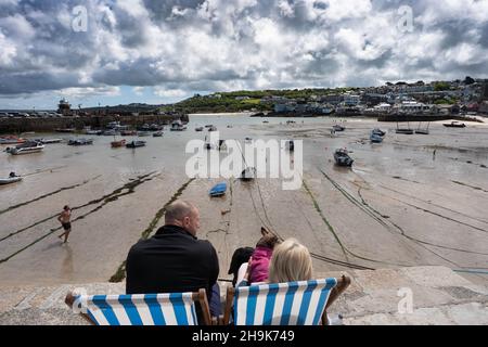 Vues de St Ives en Cornouailles après que le Royaume-Uni a passé à l'étape 3 de sa réouverture permettant des restrictions sur les magasins et les pubs à ouvrir au Royaume-Uni.Date de la photo : le mercredi 19 mai 2021.Le crédit photo devrait se lire: Richard Gray/EMPICS Banque D'Images