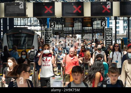 Les touristes de Londres arrivent à la gare de Brighton ce qui devrait être le jour le plus chaud de l'année jusqu'à présent, les vacances de banque lundi.Date de la photo : lundi 31 mai 2021.Le crédit photo devrait se lire: Richard Gray/EMPICS Banque D'Images