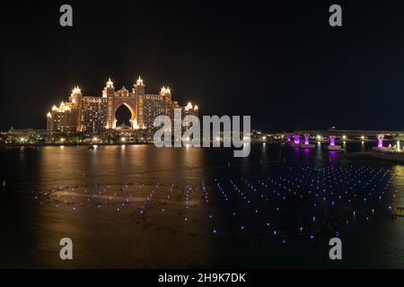 LA POINTE, DUBAÏ.VUE SUR LES FEUX D'ARTIFICE SPECTACULAIRES ET LES FONTAINES DE DANSE COLORÉES PENDANT LA FÊTE DE DIWALI À LA POINTE PALM JUMEIRAH Banque D'Images